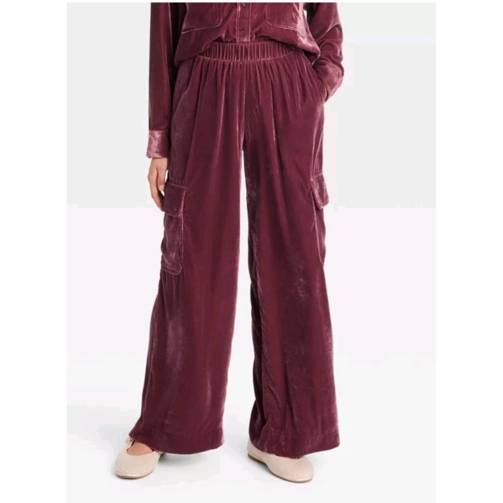 Women's Mid-Rise Wide Leg Velvet Cargo Pants - Universal Thread Maroon L